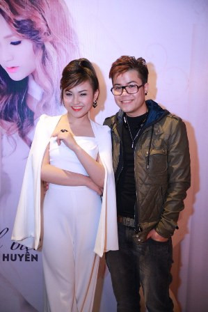 Ca sĩ Đinh Mạnh Ninh đến chúc mừng đàn em