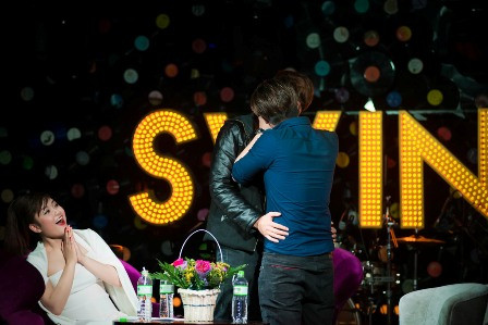 Sao Mai Thanh Huyền tỏ ra thích thú trước màn tái diễn cảnh yêu đồng tính của hai diễn viên nam trên sân khấu thật