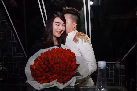 Cao Thái Sơn thì thầm vào tai cô chúc mừng ngày phụ nữ Việt Nam