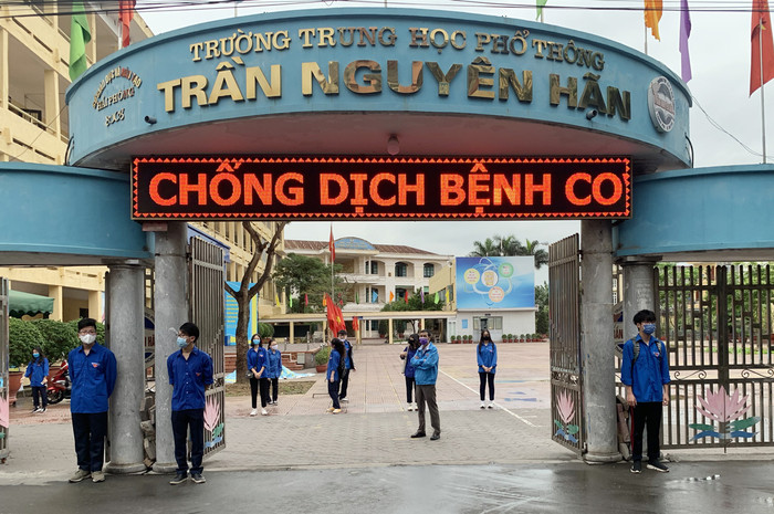 Trường Trung học phổ thông Trần Nguyên Hãn thực hiện nghiêm các biện pháp phòng, chống dịch Covid-19 khi đón học sinh quay lại trường học (Ảnh: CTV) Trường Trung học phổ thông Trần Nguyên Hãn thực hiện nghiêm các biện pháp phòng, chống dịch Covid-19 khi đón học sinh quay lại trường học (Ảnh: CTV)