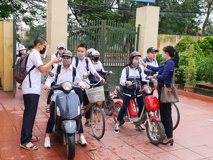 Học sinh Trường Trung học cơ sở thị trấn An Dương (huyện An Dương, Hải Phòng) đến trường được đo thân nhiệt và thực hiện các biện pháp phòng, chống dịch bệnh theo quy định (Ảnh: Lã Tiến) Học sinh Trường Trung học cơ sở thị trấn An Dương (huyện An Dương, Hải Phòng) đến trường được đo thân nhiệt và thực hiện các biện pháp phòng, chống dịch bệnh theo quy định (Ảnh: Lã Tiến)