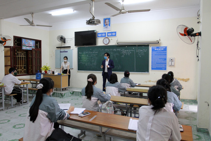 Hiệu trưởng Trường Trung học phổ thông Kiến An (Hải Phòng) động viên học sinh ổn định tâm lý trước kỳ thi quan trọng (Ảnh: Lã Tiến) Hiệu trưởng Trường Trung học phổ thông Kiến An (Hải Phòng) động viên học sinh ổn định tâm lý trước kỳ thi quan trọng (Ảnh: Lã Tiến)