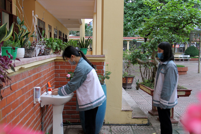 Trường Trung học phổ thông Kiến An lắp đặt nhiều bồn rửa tay khử khuẩn cho học sinh (Ảnh: Lã Tiến) Trường Trung học phổ thông Kiến An lắp đặt nhiều bồn rửa tay khử khuẩn cho học sinh (Ảnh: Lã Tiến)