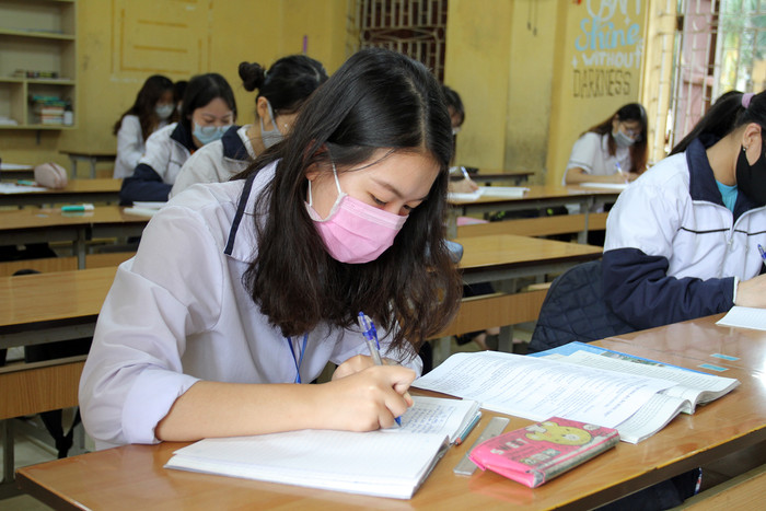 Các em học sinh Trường Trung học phổ thông Trần Nguyên Hãn thực hiện ngồi giãn cách khi học tập (Ảnh: Lã Tiến) Các em học sinh Trường Trung học phổ thông Trần Nguyên Hãn thực hiện ngồi giãn cách khi học tập (Ảnh: Lã Tiến)