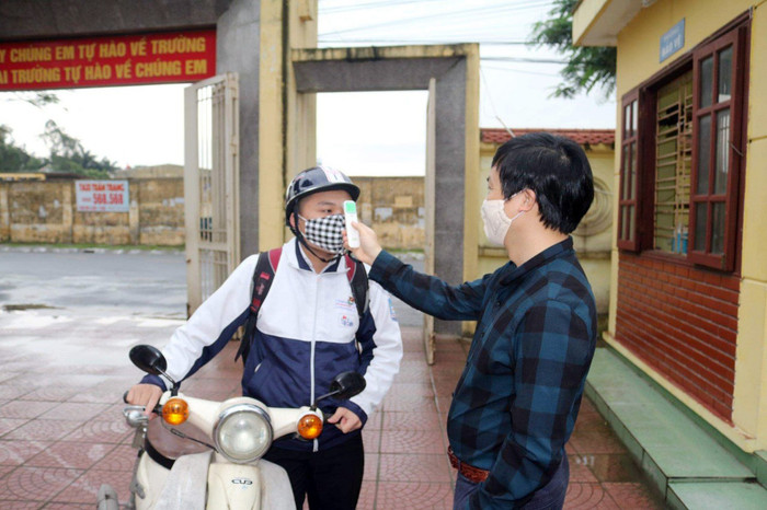 Học sinh Trường Trung học phổ thông Vĩnh Bảo (Hải Phòng) được đo thân nhiệt ngay tại cổng trường (Ảnh: Nhà trường cung cấp) Học sinh Trường Trung học phổ thông Vĩnh Bảo (Hải Phòng) được đo thân nhiệt ngay tại cổng trường (Ảnh: Nhà trường cung cấp)