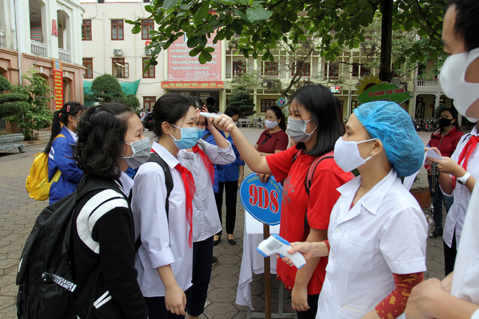 Các em học sinh Trường Trung học cơ sở Tô Hiệu được đo thân nhiệt từ cổng trường (Ảnh: Lã Tiến) Các em học sinh Trường Trung học cơ sở Tô Hiệu được đo thân nhiệt từ cổng trường (Ảnh: Lã Tiến)