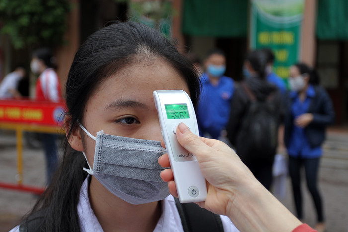 Các em học sinh Trường Trung học cơ sở Tô Hiệu được đo thân nhiệt từ cổng trường (Ảnh: Lã Tiến) Các em học sinh Trường Trung học cơ sở Tô Hiệu được đo thân nhiệt từ cổng trường (Ảnh: Lã Tiến)