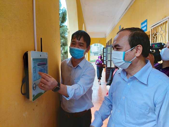 Trường Trung học phổ thông Thái Phiên lắp đặt 6 máy điểm danh học sinh, đồng thời kiểm tra thân nhiệt trên máy và gửi kết quả tới điện thoại của phụ huynh (Ảnh: Lã Tiến) Trường Trung học phổ thông Thái Phiên lắp đặt 6 máy điểm danh học sinh, đồng thời kiểm tra thân nhiệt trên máy và gửi kết quả tới điện thoại của phụ huynh (Ảnh: Lã Tiến)