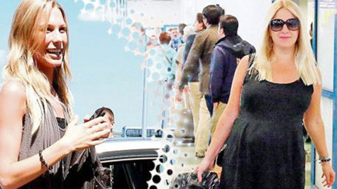 Sarah và Claudia đeo cả vòng tay may mắn như các tuyển thủ Đức Sarah và Claudia đeo cả vòng tay may mắn như các tuyển thủ Đức