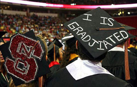 Các bức tường của tòa nhà ký túc xá tại Đại học Hàng không và Vũ trụ Trung Quốc treo đầy khẩu hiệu ăn mừng. Mọi người đều nghĩ rằng các khẩu hiệu đơn giản và sẽ mang lại niềm vui cho sinh viên. Họ nói: “Chúng tôi chỉ muốn làm một điều gì đó đáng nhớ trước khi rời xa khỏi khuôn viên trường đại học”. Các bức tường của tòa nhà ký túc xá tại Đại học Hàng không và Vũ trụ Trung Quốc treo đầy khẩu hiệu ăn mừng. Mọi người đều nghĩ rằng các khẩu hiệu đơn giản và sẽ mang lại niềm vui cho sinh viên. Họ nói: “Chúng tôi chỉ muốn làm một điều gì đó đáng nhớ trước khi rời xa khỏi khuôn viên trường đại học”.