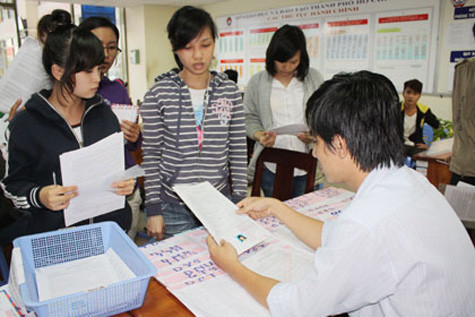 Thí sinh nộp hồ sơ đăng ký dự thi ĐH, CĐ năm 2012. Năm nay nhóm ngành ngoại ngữ tiếp tục ế thí sinh. Ảnh: QUỐC DŨNG Thí sinh nộp hồ sơ đăng ký dự thi ĐH, CĐ năm 2012. Năm nay nhóm ngành ngoại ngữ tiếp tục ế thí sinh. Ảnh: QUỐC DŨNG