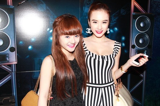 Angela Phương Trinh xuất hiện bên cô em gái ruột Phương Trang. Xem thêm: "Đối xử" với ngày nắng theo cách của Ngọc Trinh Angela Phương Trinh xuất hiện bên cô em gái ruột Phương Trang. Xem thêm: "Đối xử" với ngày nắng theo cách của Ngọc Trinh