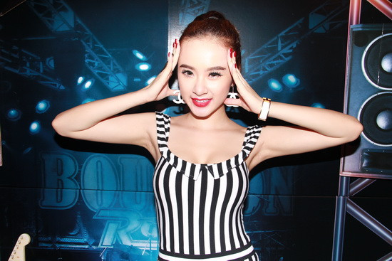 Để chứng minh nghi án "dao kéo vòng 1" là vô căn cứ, Phương Trinh đã mạnh dạn tạo dáng, để lộ rõ đôi cánh tay không vết sẹo. Xem thêm: "Đối xử" với ngày nắng theo cách của Ngọc Trinh Để chứng minh nghi án "dao kéo vòng 1" là vô căn cứ, Phương Trinh đã mạnh dạn tạo dáng, để lộ rõ đôi cánh tay không vết sẹo. Xem thêm: "Đối xử" với ngày nắng theo cách của Ngọc Trinh