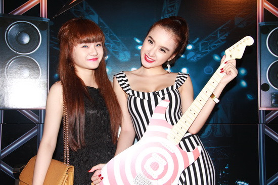 Phương Trinh sở hữu gương mặt thon dài, các đường nét sắc sảo, quyến rũ. Trong khi đó, em gái Phương Trang lại tỏ ra kém sắc hơn. Xem thêm: "Đối xử" với ngày nắng theo cách của Ngọc Trinh Phương Trinh sở hữu gương mặt thon dài, các đường nét sắc sảo, quyến rũ. Trong khi đó, em gái Phương Trang lại tỏ ra kém sắc hơn. Xem thêm: "Đối xử" với ngày nắng theo cách của Ngọc Trinh