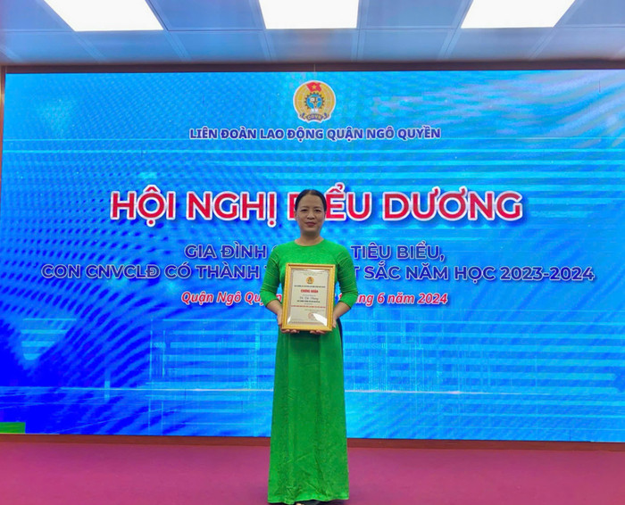 Cô giáo Vũ Thị Phượng - người lãnh đạo tâm huyết, yêu nghề, truyền lửa cho các thế hệ thầy và trò Trường Tiểu học Nguyễn Du (Ảnh: NVCC) 1000010262.jpg