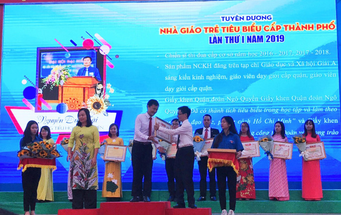 Thầy Tài được tuyên dương là một trong số những nhà giáo trẻ tiêu biểu của thành phố Hải Phòng năm 2019. (Ảnh: NVCC) Thầy Tài được tuyên dương là một trong số những nhà giáo trẻ tiêu biểu của thành phố Hải Phòng năm 2019. (Ảnh: NVCC)