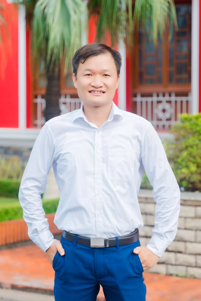 Thầy Nguyễn Đức Tài được ví như "người thắp lửa" các hoạt động đoàn thể của Trường Tiểu học Thái Phiên. (Ảnh: NVCC)