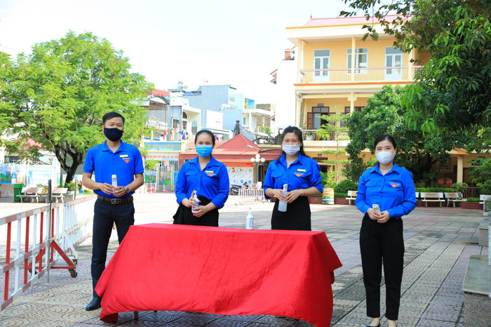 Thầy Tài cùng các giáo viên nhà trường thực hiện tốt việc phòng chống dịch bệnh Covid-19 trong trường học. (Ảnh: NVCC) Thầy Tài cùng các giáo viên nhà trường thực hiện tốt việc phòng chống dịch bệnh Covid-19 trong trường học. (Ảnh: NVCC)