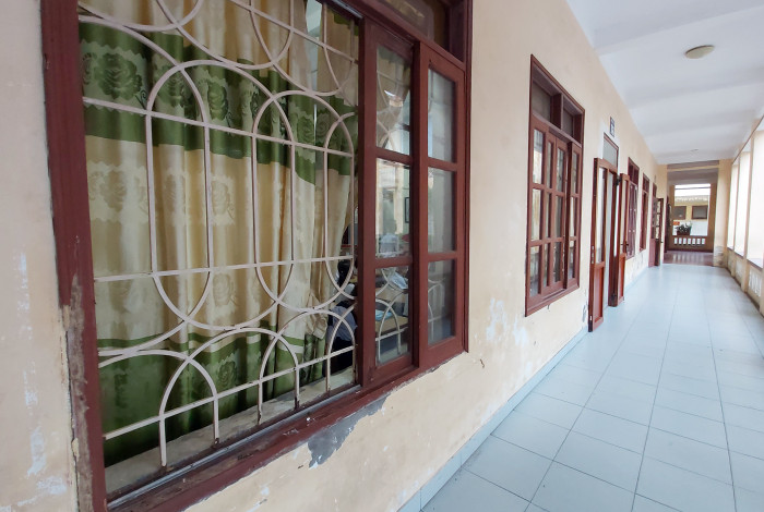 Hệ thống cửa sổ, cửa ra vào tại các phòng học bị mối mọt xâm hại, không bảo đảm an toàn (Ảnh: Lã Tiến) Hệ thống cửa sổ, cửa ra vào tại các phòng học bị mối mọt xâm hại, không bảo đảm an toàn (Ảnh: Lã Tiến)