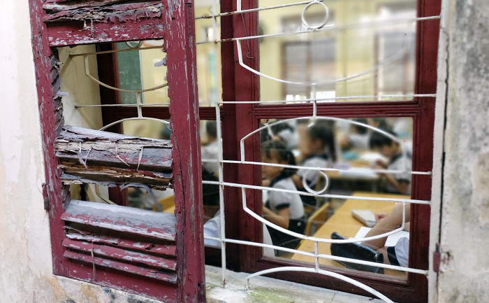 Trường tiểu học Nguyễn Du đã huy động tài trợ từ phụ huynh để thay thế hệ thống cửa phòng học xuống cấp (Ảnh: Lã Tiến) Trường tiểu học Nguyễn Du đã huy động tài trợ từ phụ huynh để thay thế hệ thống cửa phòng học xuống cấp (Ảnh: Lã Tiến)