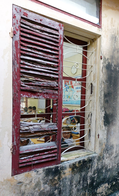 Nhiều cánh cửa phòng học xuống cấp, không bảo đảm an toàn cho học sinh và giáo viên nhà trường (Ảnh: Lã Tiến) Nhiều cánh cửa phòng học xuống cấp, không bảo đảm an toàn cho học sinh và giáo viên nhà trường (Ảnh: Lã Tiến)