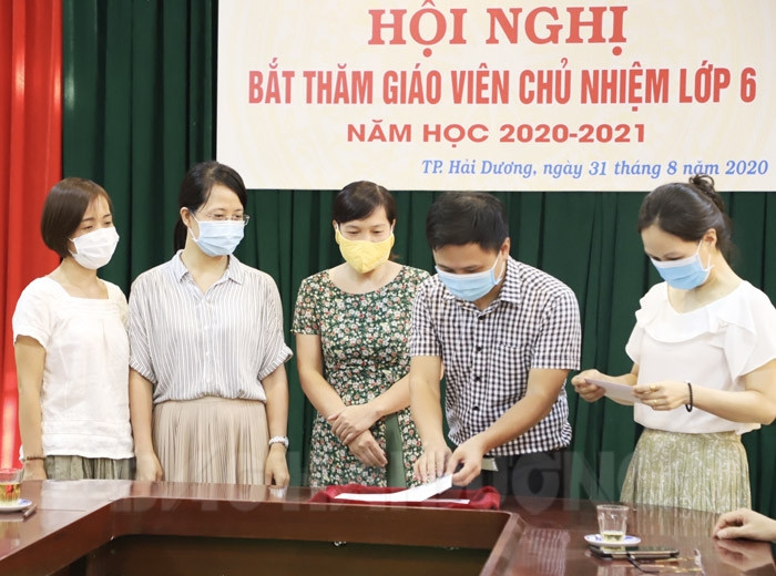 Trường Trung học cơ sở Lê Quý Đôn (thành phố Hải Dương) tổ chức bốc thăm giáo viên chủ nhiệm (Ảnh: Báo Hải Dương) Trường Trung học cơ sở Lê Quý Đôn (thành phố Hải Dương) tổ chức bốc thăm giáo viên chủ nhiệm (Ảnh: Báo Hải Dương)