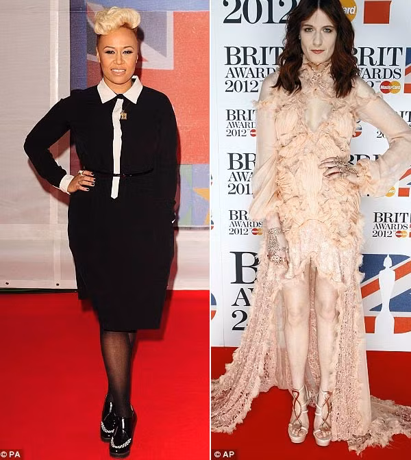 Emeli Sande (trái) mặc chiếc váy kiểu thời trang công sở đi dự tiệc, còn Florence Welch thì trắng bệch như xác ướp với chiếc váy màu be rườm rà. Emeli Sande (trái) mặc chiếc váy kiểu thời trang công sở đi dự tiệc, còn Florence Welch thì trắng bệch như xác ướp với chiếc váy màu be rườm rà.