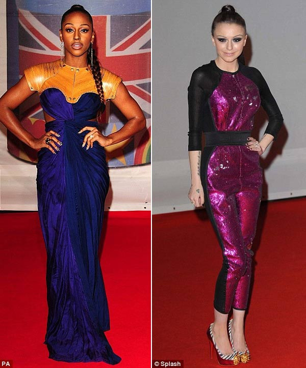 Alexandra Burke, ca sĩ giành giải trong chương trình X Factor chọn chiếc váy xanh pha vàng và Cher Lloyd mặc một bộ jumpsuit đen hồng, nhưng cả hai đều không được đánh giá cao về gu thời trang. Alexandra Burke, ca sĩ giành giải trong chương trình X Factor chọn chiếc váy xanh pha vàng và Cher Lloyd mặc một bộ jumpsuit đen hồng, nhưng cả hai đều không được đánh giá cao về gu thời trang.