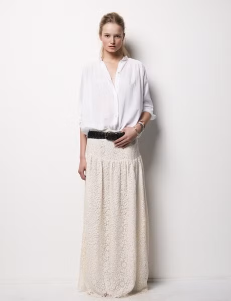 6. Mặc ren cho phong cách thường ngày: Khi bạn nghĩ về việc mặc một chiếc váy ren như thế nào thì hãy lưu ý đến đặc tính của chất vải này.