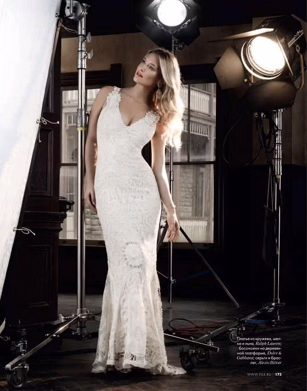 Màu sắc đen thường bắt mắt nhất cho buổi tối nhưng gam màu “nude”, trắng hoặc kem cũng tôn lên vẻ đẹp nhã nhặn.