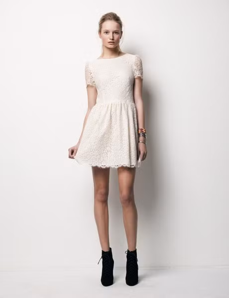 Kết cấu đơn giản của vải ren cũng phụ thuộc vào những sáng tạo của các nhà thiết kế. Bạn hãy chọn chiếc váy ren ngắn với màu sắc tự nhiên. Bạn đã chọn được style ưng ý cho mình chưa?