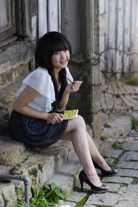 Một góc ngồi bình yên, trầm mặc. Gam màu trắng-đen chủ đạo gợi cảm giác man mác buồn, nhưng nụ cười tươi tắn của cô nàng khiến bức hình như bừng lên ánh sáng. Một góc ngồi bình yên, trầm mặc. Gam màu trắng-đen chủ đạo gợi cảm giác man mác buồn, nhưng nụ cười tươi tắn của cô nàng khiến bức hình như bừng lên ánh sáng.