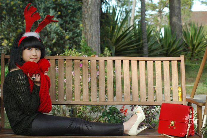 Màu đen khiến hot girl có phần hơi "dừ', nhưng chiếc bờm xinh xắn và túi xắc đỏ khiến bức hình ấm áp hơn hẳn. Màu đen khiến hot girl có phần hơi "dừ', nhưng chiếc bờm xinh xắn và túi xắc đỏ khiến bức hình ấm áp hơn hẳn.