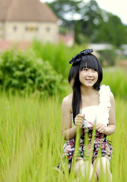 Thiếu nữ xinh đẹp giữa cánh đồng xanh bất tận. Thiếu nữ xinh đẹp giữa cánh đồng xanh bất tận.