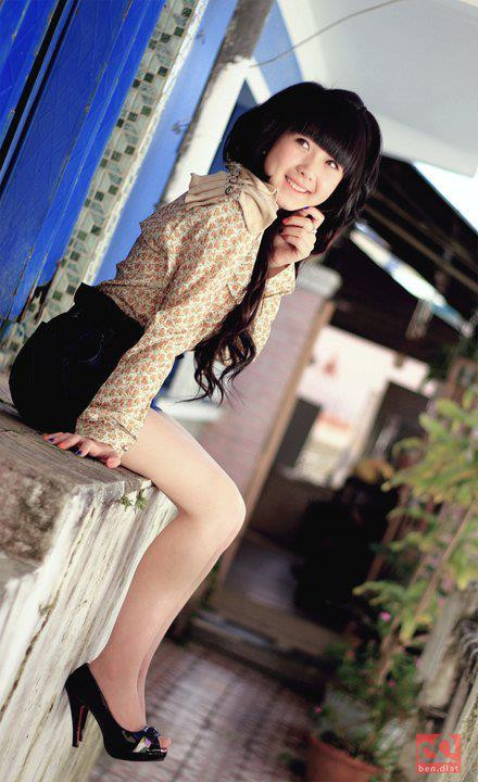 Từ góc nhìn nghiêng, thấy má lúm đồng tiền của cô nàng duyên lạ. Từ góc nhìn nghiêng, thấy má lúm đồng tiền của cô nàng duyên lạ.