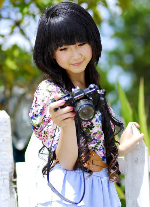 Gương mặt trang điểm rất nhẹ nhàng, càng làm tăng nét hồn nhiên, trong sáng của cô nàng. Gương mặt trang điểm rất nhẹ nhàng, càng làm tăng nét hồn nhiên, trong sáng của cô nàng.