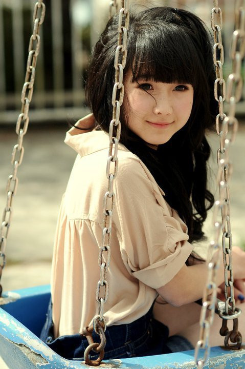 Đôi mắt to, tròn xoe như hai hòn bi ngơ ngác, gương mặt bầu bĩnh đáng yêu. Đôi mắt to, tròn xoe như hai hòn bi ngơ ngác, gương mặt bầu bĩnh đáng yêu.