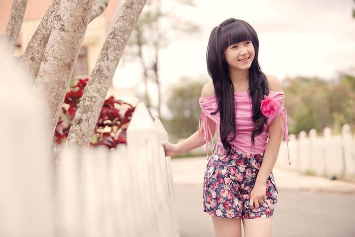 Siêu cute với áo quây vai hồng ngọt ngào, xinh xắn, quần sooc hoa điệu đà. Các teen girls chẳng cần phải tăm tia đâu đâu xa, cứ nghía thử cô nàng này và "học lỏm" nhé. Siêu cute với áo quây vai hồng ngọt ngào, xinh xắn, quần sooc hoa điệu đà. Các teen girls chẳng cần phải tăm tia đâu đâu xa, cứ nghía thử cô nàng này và "học lỏm" nhé.