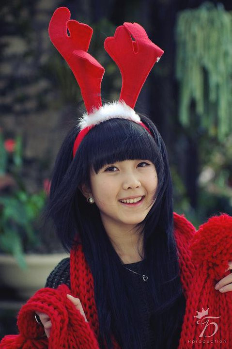 Mái tóc đen dài theo 'trường phái' manga trở thành trợ thủ đắc lực giúp Nhật Thy càng thêm phần xinh xắn, đáng yêu. Có lẽ, đây là một trong những mỹ nhân facebook có hình ảnh "hao hao" búp bê Nga dễ thương nhất. Mái tóc đen dài theo 'trường phái' manga trở thành trợ thủ đắc lực giúp Nhật Thy càng thêm phần xinh xắn, đáng yêu. Có lẽ, đây là một trong những mỹ nhân facebook có hình ảnh "hao hao" búp bê Nga dễ thương nhất.