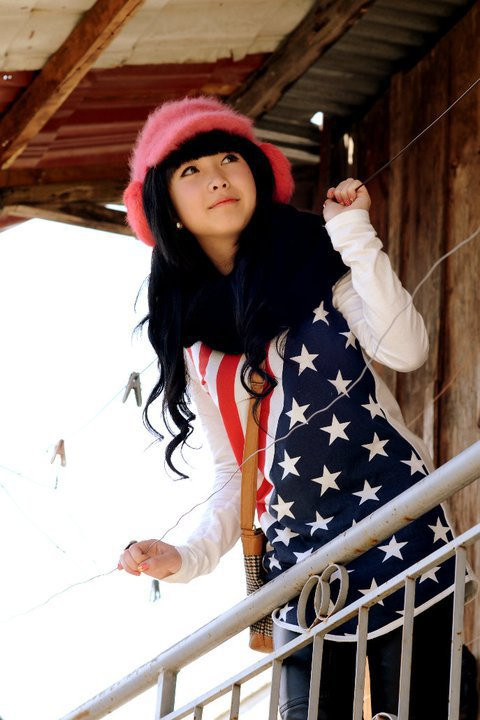 Một chút phá cách với áo pull hình họa ngộ ngĩnh, quần côn ống. Một chút phá cách với áo pull hình họa ngộ ngĩnh, quần côn ống.