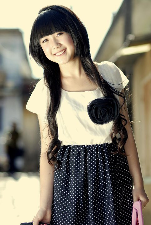 Nụ cười xinh rạng ngời trong nắng sớm. Nụ cười xinh rạng ngời trong nắng sớm.