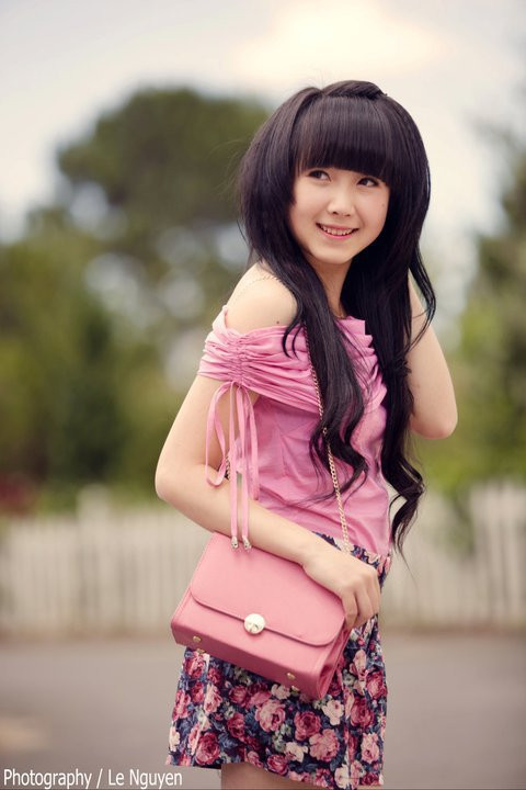 Rồi lại nhanh chóng ngọt ngào như công chúa tuổi teen. Chếc váy hoa rất đẹp, rất hợp với lứa tuổi Nhật Thy. Rồi lại nhanh chóng ngọt ngào như công chúa tuổi teen. Chếc váy hoa rất đẹp, rất hợp với lứa tuổi Nhật Thy.