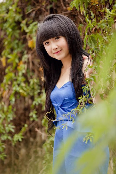 Dịu dàng tạo dáng với váy xanh xinh xắn. Gương mặt búp bê của cô nàng cũng vì thế càng thêm nét đáng yêu. Dịu dàng tạo dáng với váy xanh xinh xắn. Gương mặt búp bê của cô nàng cũng vì thế càng thêm nét đáng yêu.