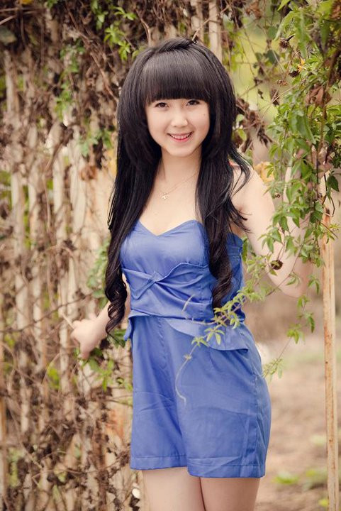 Nếu sở hữu làn da nâu socola, màu xanh biển sẽ trở thành "kẻ địch không đội trời chung" (vì gam màu này sẽ càng khiến chủ nhân "le lét" hơn), nhưng đối với các cô gái có làn da trắng hồng như Nhật Thy, mặc váy xanh là lựa chọn tuyệt vời. Nếu sở hữu làn da nâu socola, màu xanh biển sẽ trở thành "kẻ địch không đội trời chung" (vì gam màu này sẽ càng khiến chủ nhân "le lét" hơn), nhưng đối với các cô gái có làn da trắng hồng như Nhật Thy, mặc váy xanh là lựa chọn tuyệt vời.