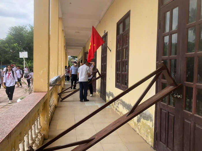 Các trường học ở quận Đồ Sơn chằng, chống cửa phòng học để phòng tránh bão số 3 (Ảnh: LT) GDVN_mn-do-son-tranh-bao-2.jpg