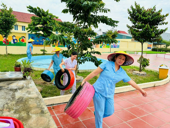 Giáo viên trường mầm non tại quận Đồ Sơn chuẩn bị các phương án phòng chống bão số 3 (Ảnh: LT) GDVN_mn-do-son-tranh-bao-1.jpg