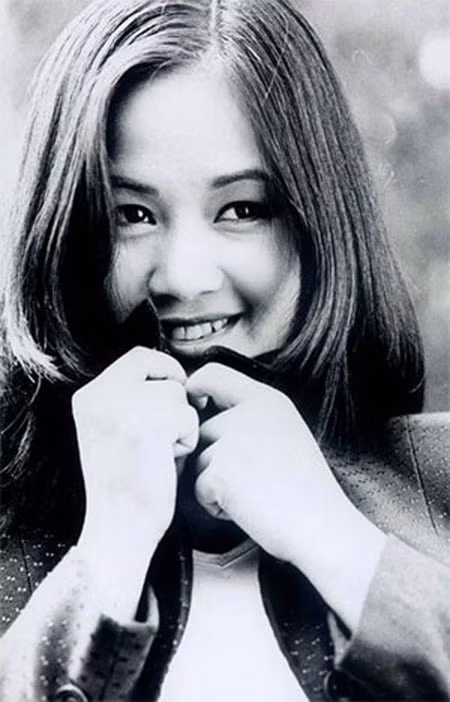 Bống Hồng Nhung đẹp dịu dàng, đáng yêu thời... là Bống. Ngày nay, dù mái tóc được đổi kiểu nhiều, chăm sóc kỹ lưỡng hơn nhưng hình ảnh cô Bống mái tóc đen dài buông xõa bờ vai vẫn im đậm trong tâm trí người hâm mộ.