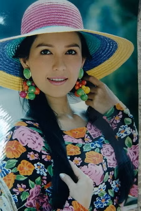 Cũng có lúc người đẹp cột tóc thành hai đuôi sam xinh xắn và đáng yêu.