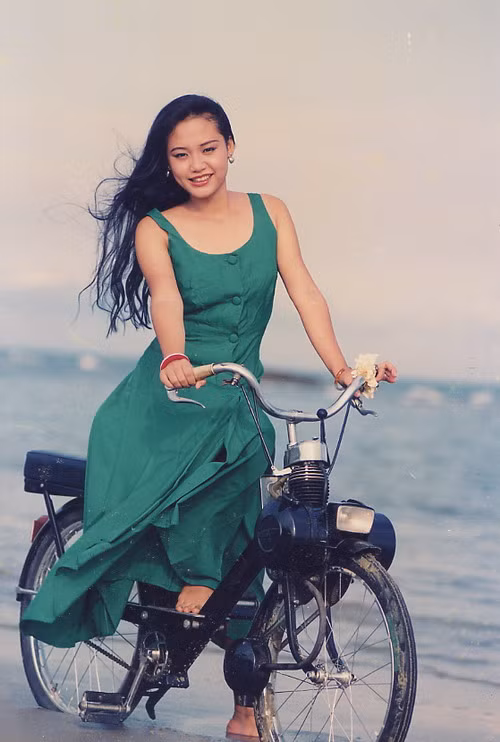 Hồng Ánh, người đã từng được mệnh danh là Choi Ji Woo của Việt Nam. Mái tóc dài tha thướt là luôn theo cô trong từng vai diễn, dù là thân phận giàu sang quyền quý, hay nghèo khó cơ cực.