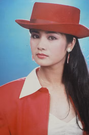 Thập niên 1990 của thế kỷ trước, nghệ sĩ Thu Hà là một trong những tên tuổi nổi bật của làng điện ảnh xứ Bắc Kỳ. Hình ảnh của cô ngập tràn bìa lịch, sổ tay và cả trên truyền hình. Mái tóc dài mềm mại, thướt của cô trở thành niềm mơ ước của không ít chị em phụ nữ.